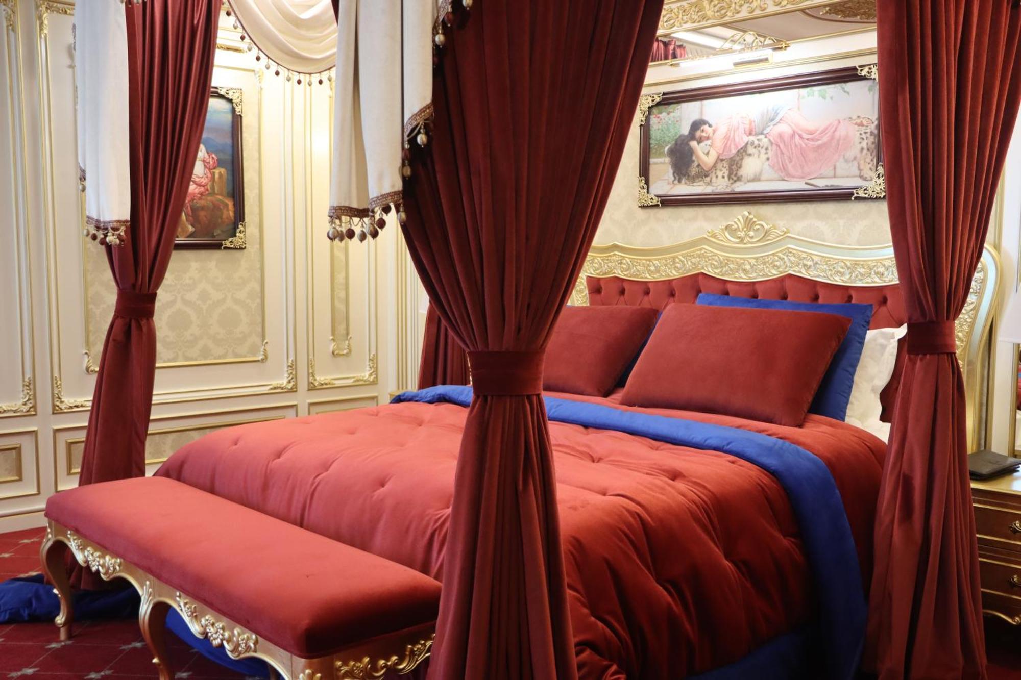 Cristal Erbil Hotel エクステリア 写真 A bed with curtains