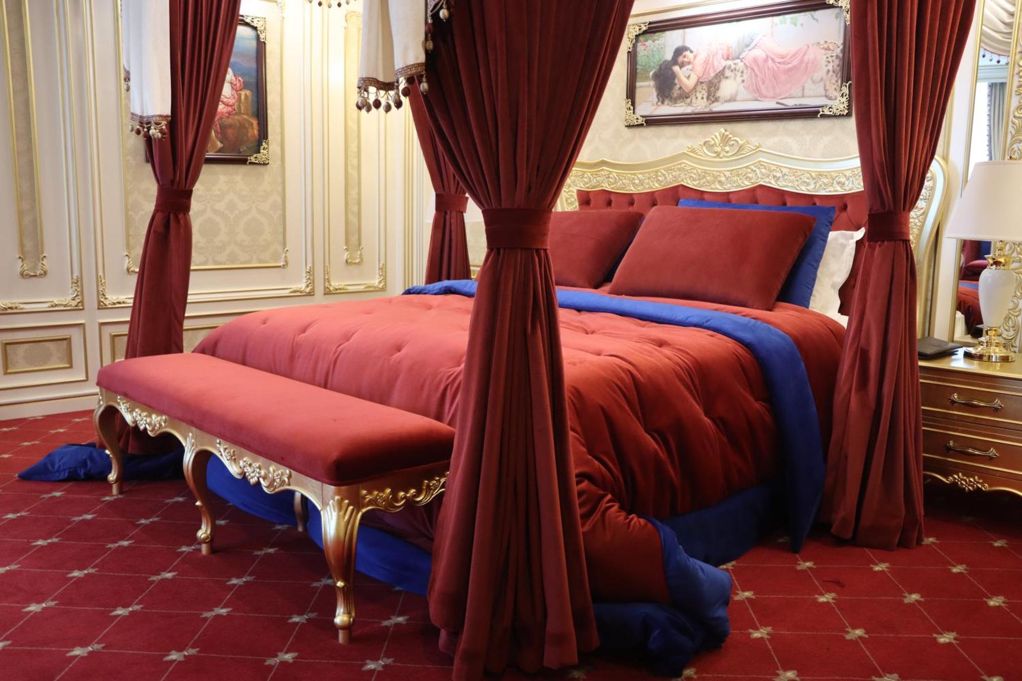 Cristal Erbil Hotel エクステリア 写真 A bed with curtains