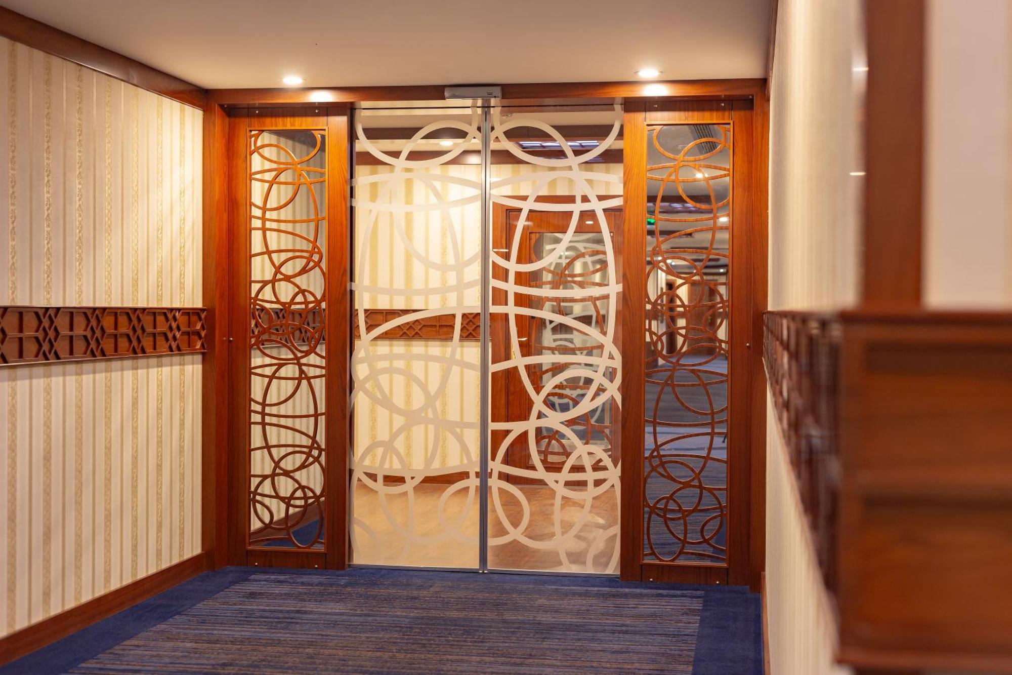 Cristal Erbil Hotel エクステリア 写真 A door with etched glass