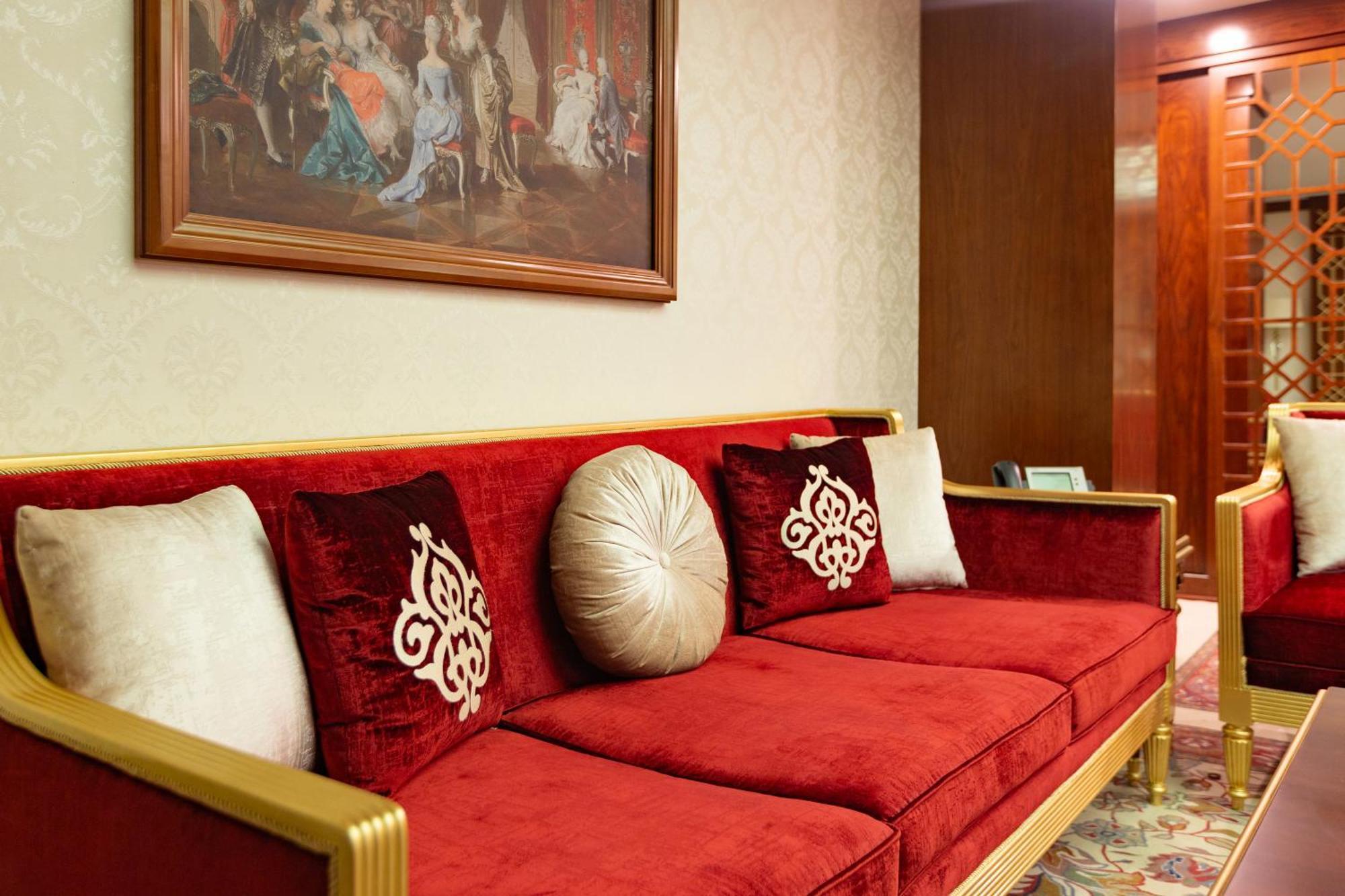 Cristal Erbil Hotel エクステリア 写真 A sofa
