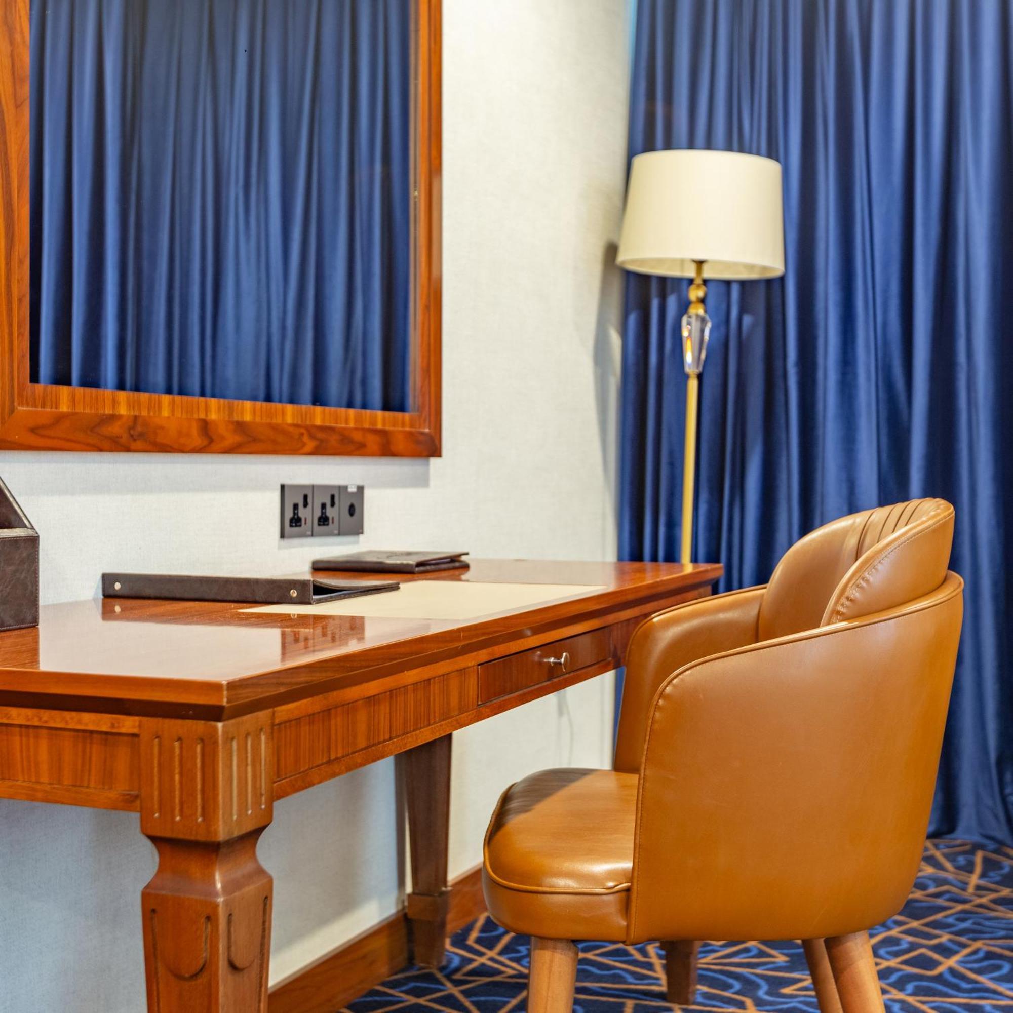 Cristal Erbil Hotel エクステリア 写真 A writing desk in a hotel room