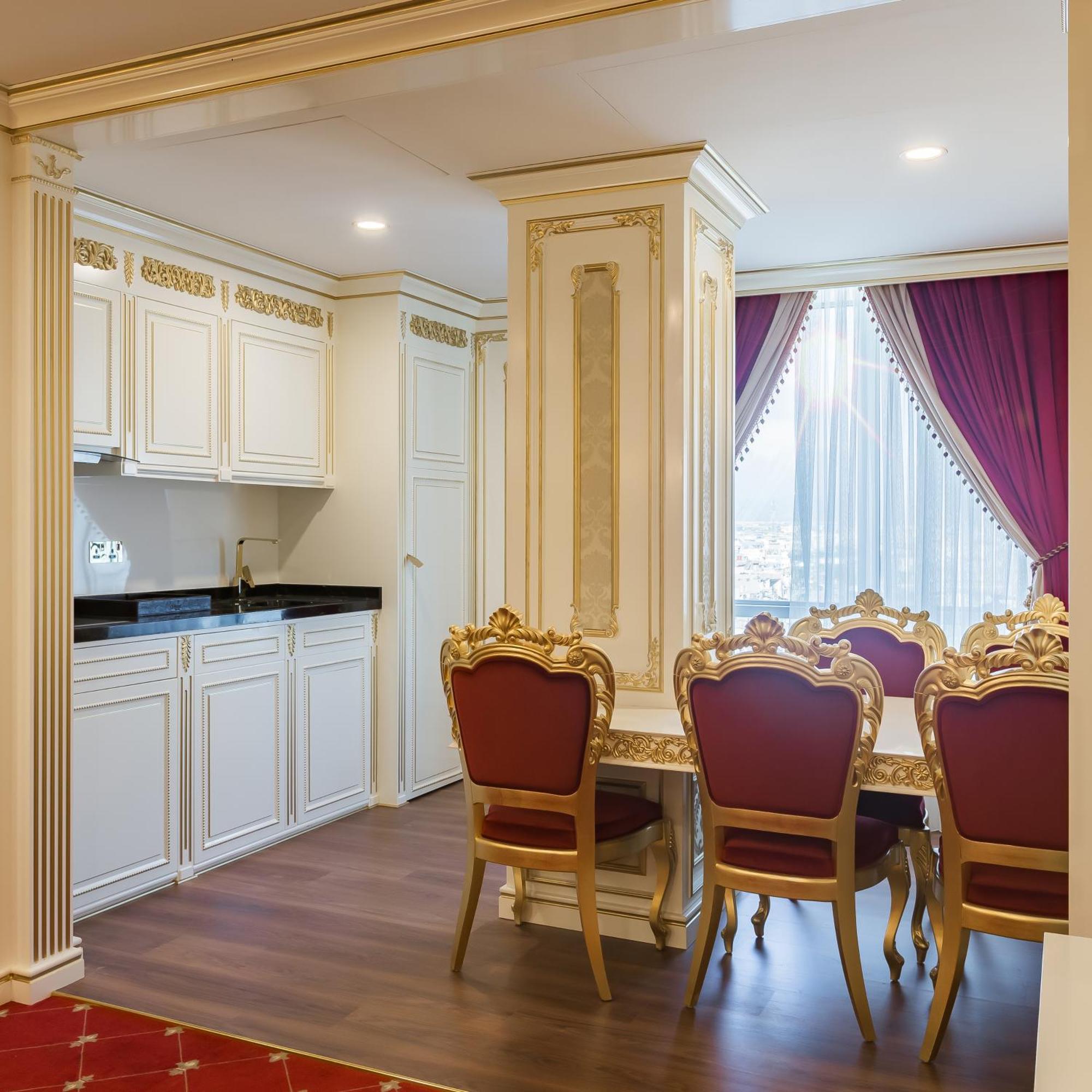 Cristal Erbil Hotel エクステリア 写真 A kitchen in a suite at the hotel